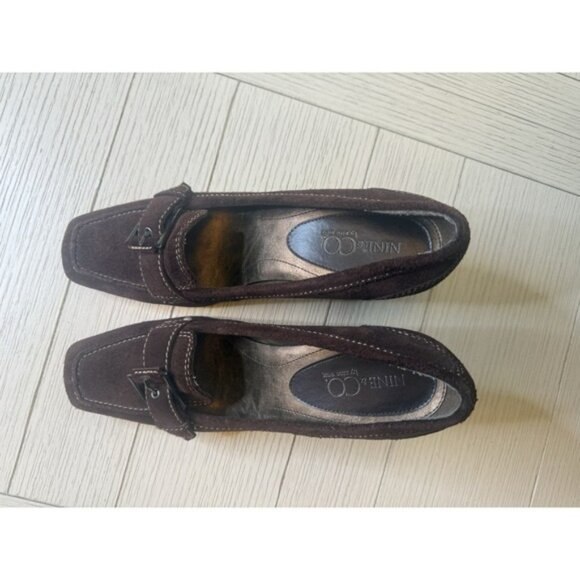 Nine & Co Ladies Brown Suede Pumps W/ Buckle, Square Toe & Contrast Stitching. 9 - Picture 4 of 10